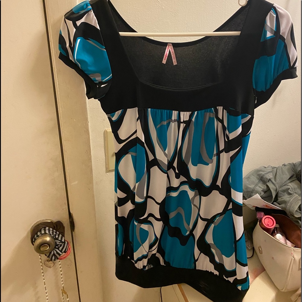 Sophisticated blousecan be worn  to dress up or down